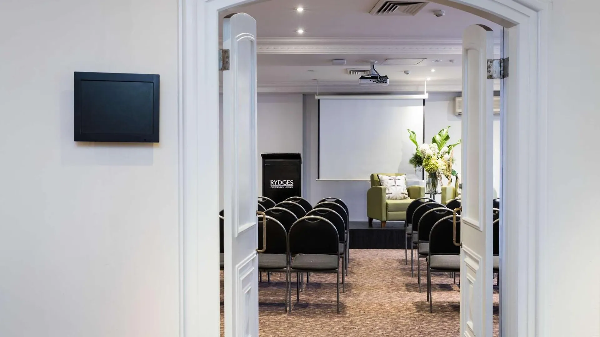 5 Airport Hotels Near Crown St Worth Booking in Sydney