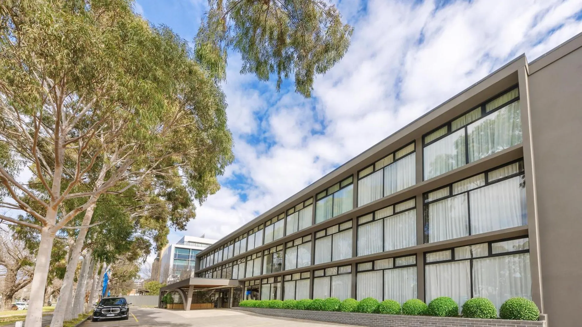 5 Exceptional Design Hotels Near Melbourne Zoo Worth Booking